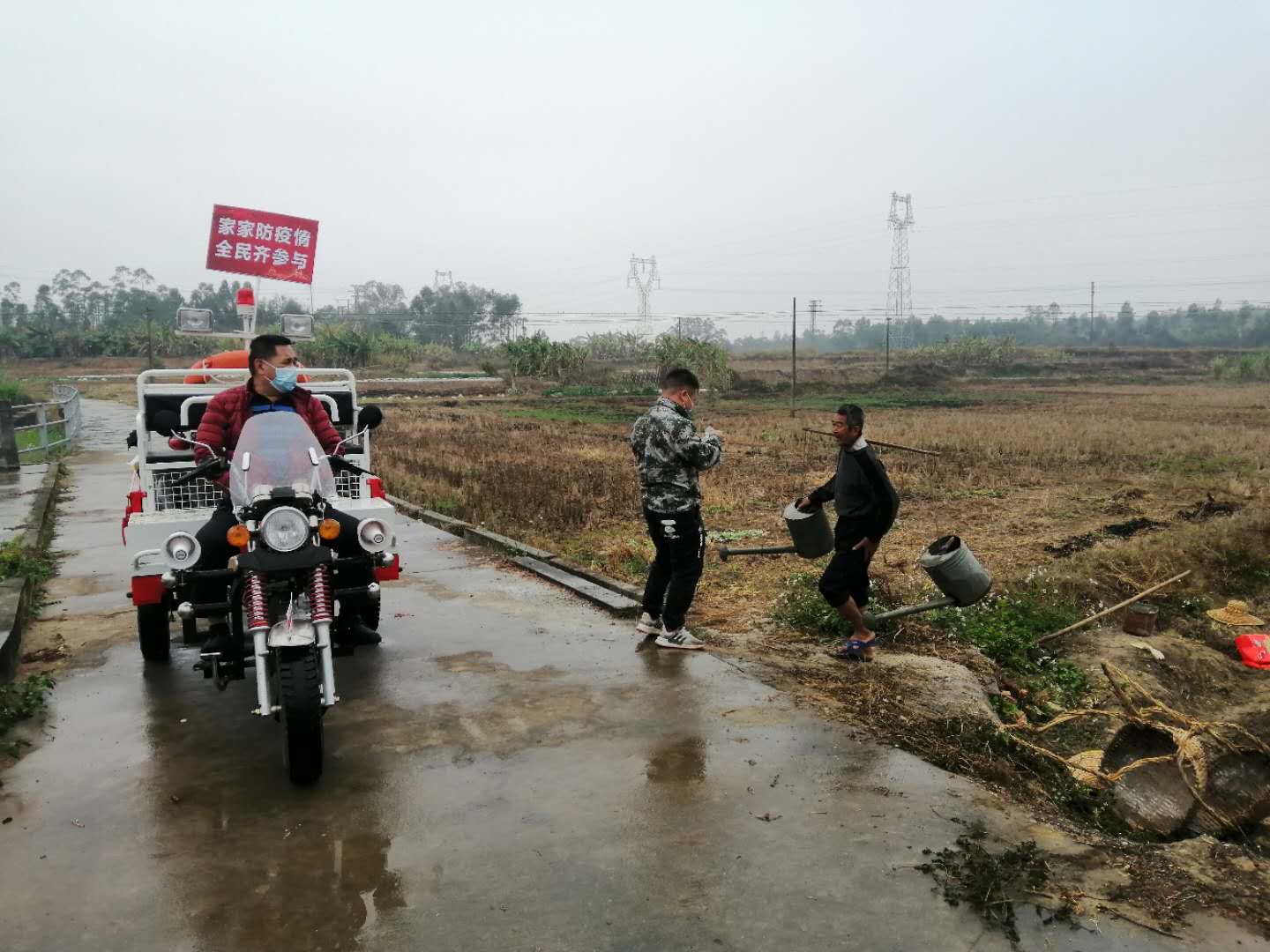 關(guān)寧賜同志駕駛著宣傳車(chē)在村中、田頭宣傳防控防護(hù)知識(shí).jpg