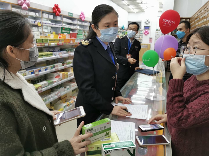 田明明對醫(yī)用防護服、醫(yī)用口罩、抗流感病毒藥品等進行監(jiān)督檢查，確保疫情防控期間用藥用械質(zhì)量安全.jpg