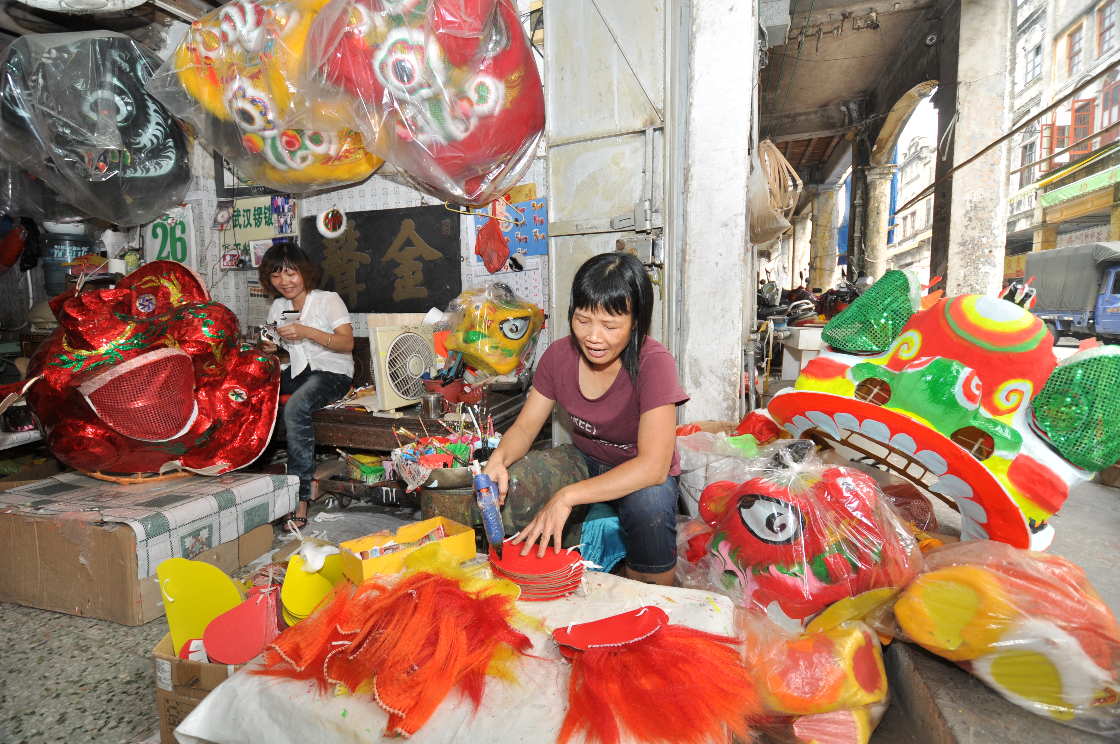 獅頭制作（開(kāi)平市文廣旅體局供圖）.jpg