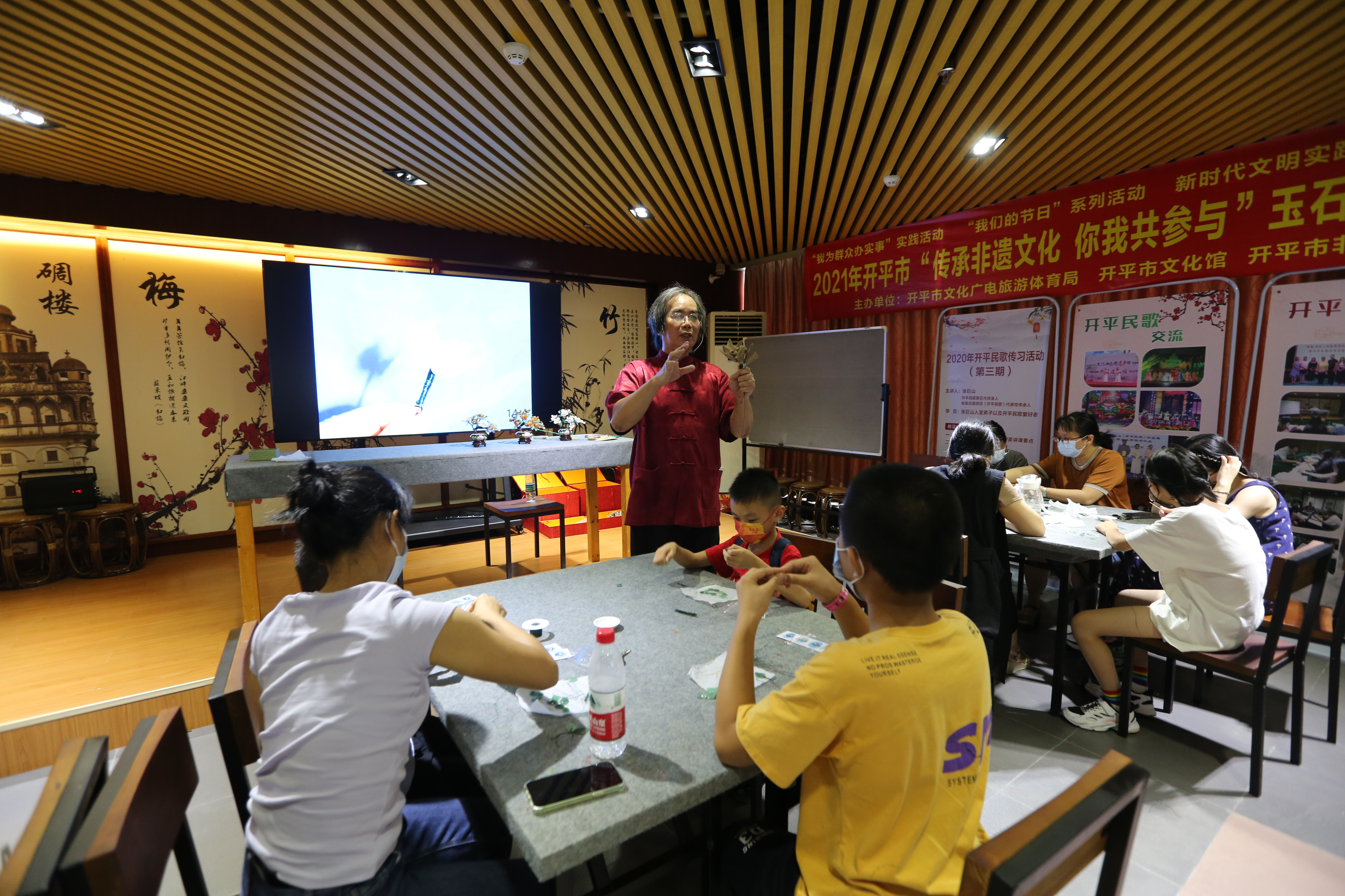非遺傳習體驗——市民開心制作玉石花