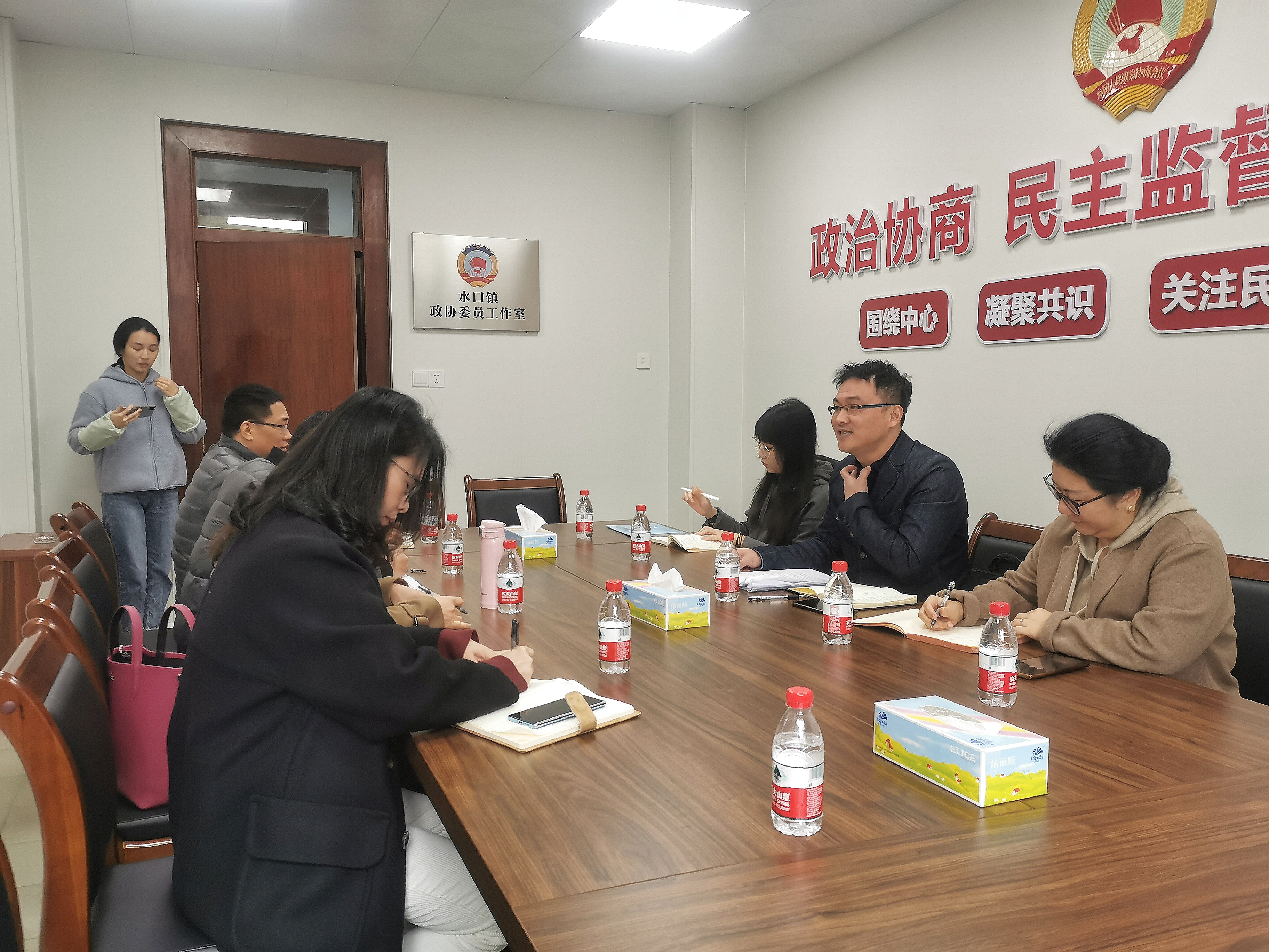 調(diào)研組一行聽取工作匯報.jpg