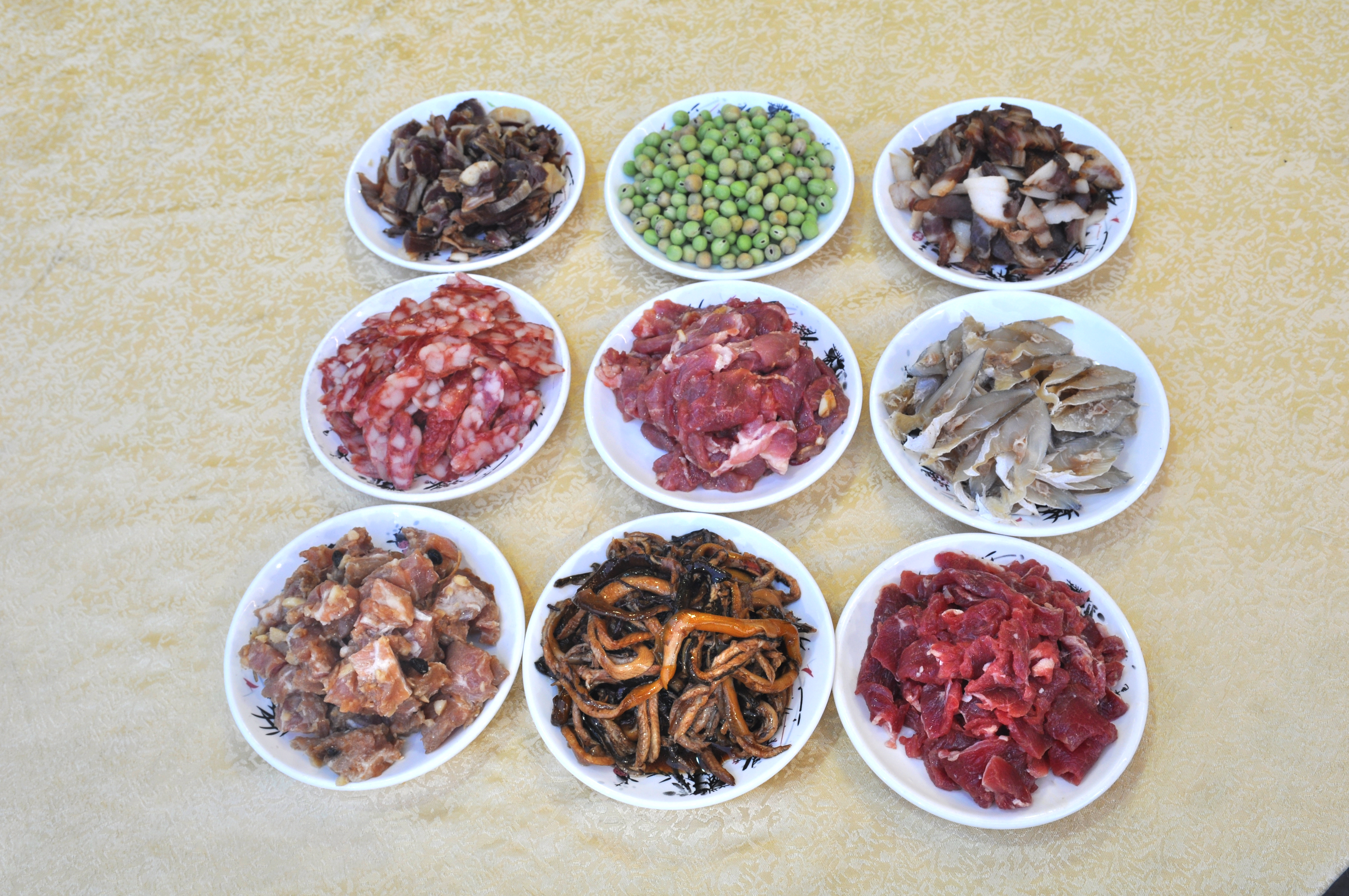 3：赤坎煲仔飯烹飪的第二步，備料，主要的材料有黃蟮、臘味、牛肉、排骨等各種肉類品種2021.3.1.JPG