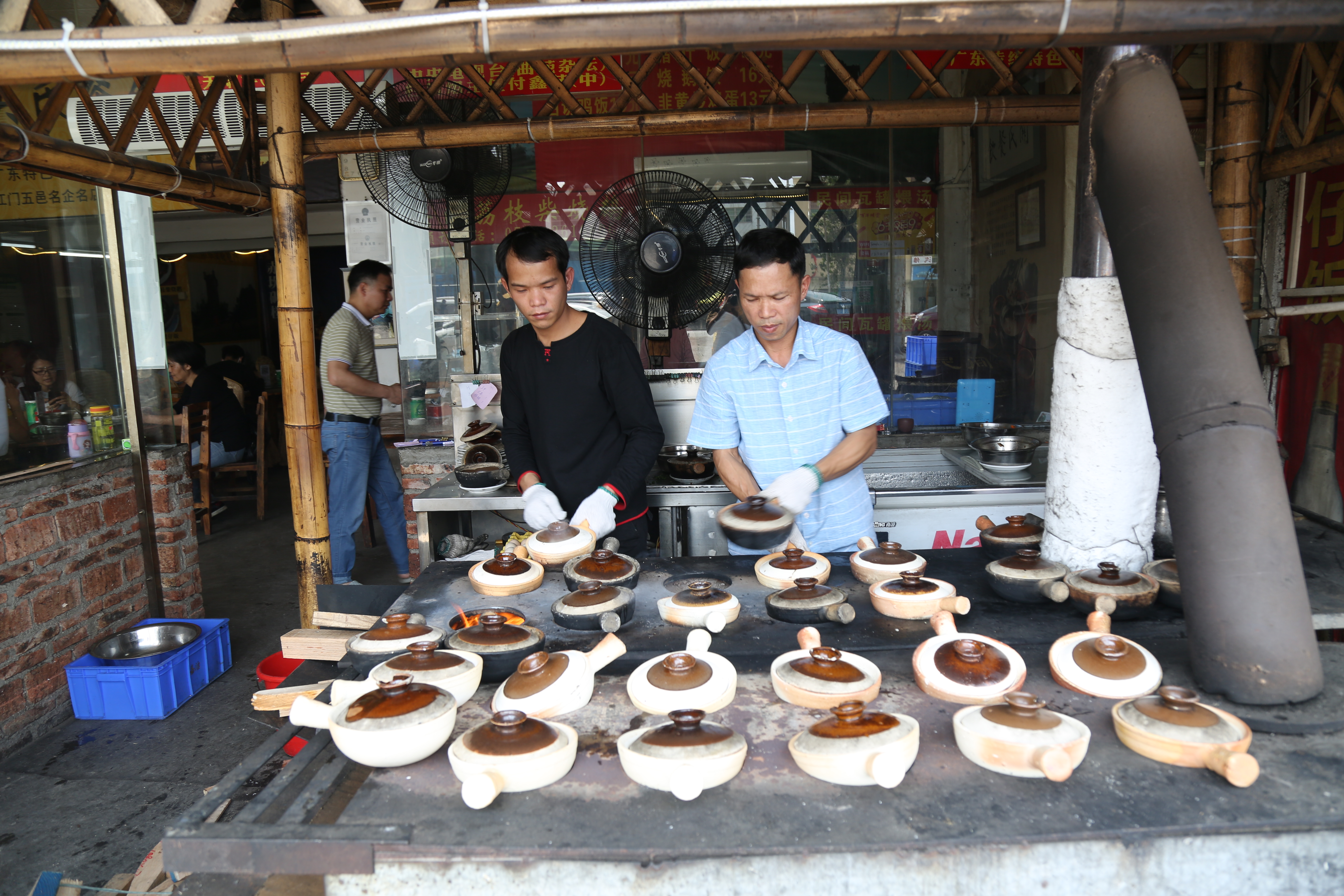 6：關(guān)緩興后人關(guān)永衡和關(guān)永君在制作赤坎煲仔飯。2020.3.22.JPG