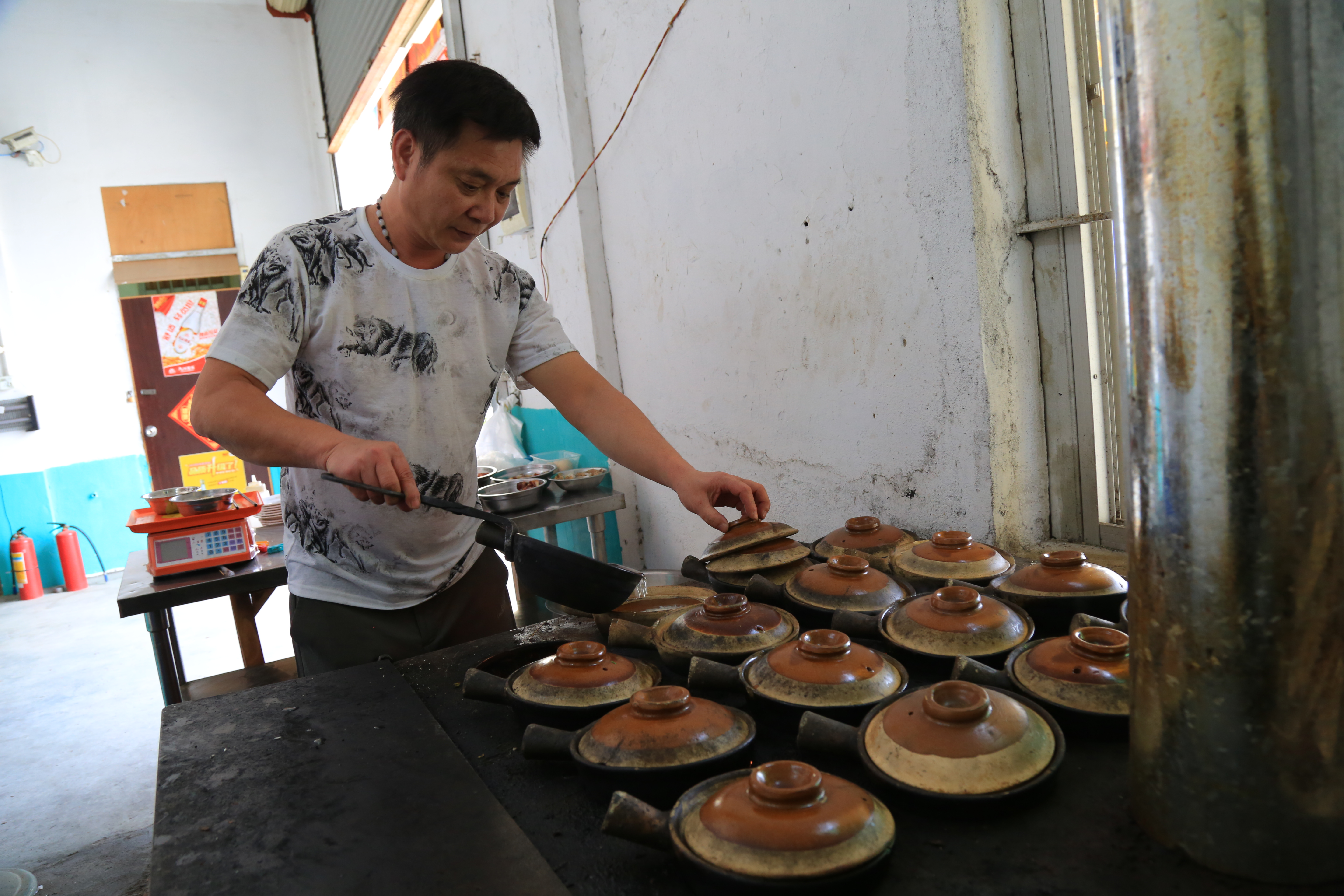 7：司徒靈創(chuàng)后人司徒錫俊在制作赤坎煲仔飯。2021.3.20.JPG