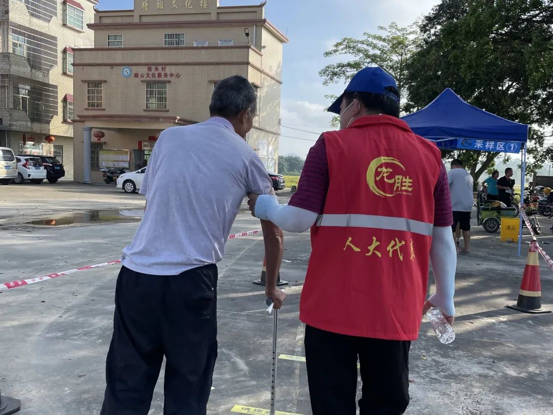 1在核酸檢測(cè)現(xiàn)場(chǎng)，人大代表志愿者全程陪同行動(dòng)不便的老人家完成檢測(cè).jpg
