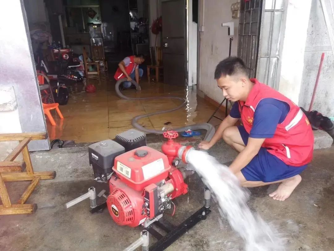 13志愿者們搬來(lái)抽水機(jī)，幫助受災(zāi)群眾房屋排水.jpg