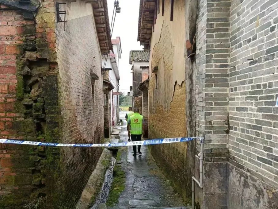 14志愿者入村入戶查看群眾居住環(huán)境，詢問(wèn)房屋漏水、進(jìn)水情況，全覆蓋排查涉危房.jpg