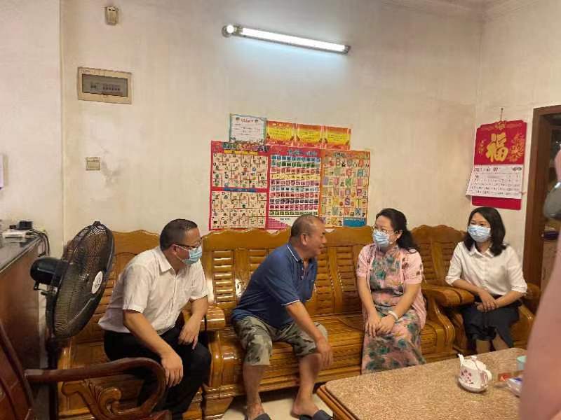 1江門市委常委、市委宣傳部部長陳冀來到龍勝鎮(zhèn)政府退休干部、二等功臣蘇學東家中，向他致以節(jié)日問候.jpg