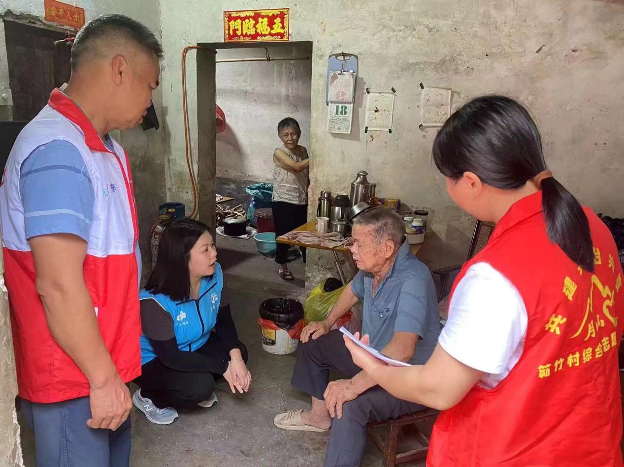“雙百”社工聯(lián)動村委和志愿者入戶為困難對象傳遞天氣和避險信息，叮囑提前做好防范措施.jpg