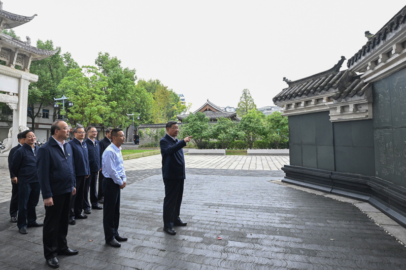 10月17日至18日，中共中央總書記、國家主席、中央軍委主席習(xí)近平在安徽考察。這是17日下午，習(xí)近平在安慶桐城市六尺巷考察。