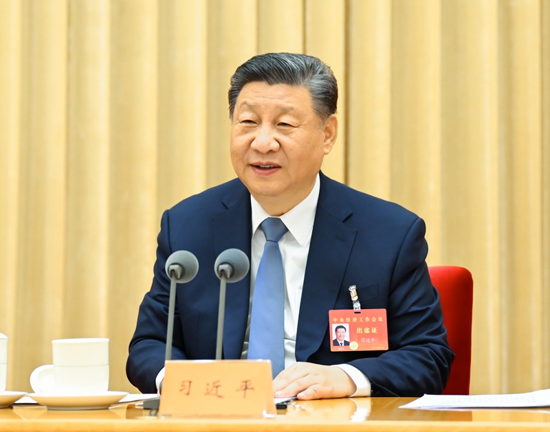 ??12月11日至12日，中央經(jīng)濟(jì)工作會議在北京舉行。中共中央總書記、國家主席、中央軍委主席習(xí)近平出席會議并發(fā)表重要講話。