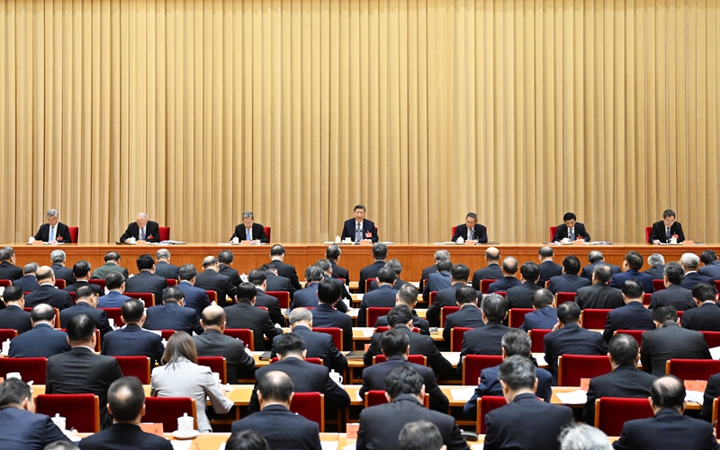 ??12月11日至12日，中央經(jīng)濟(jì)工作會議在北京舉行。中共中央總書記、國家主席、中央軍委主席習(xí)近平出席會議并發(fā)表重要講話。李強(qiáng)、趙樂際、王滬寧、蔡奇、丁薛祥、李希出席會議。