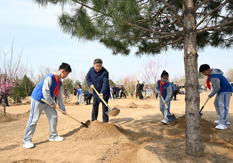 習(xí)近平在參加首都義務(wù)植樹活動時(shí)強(qiáng)調(diào)：匯聚共建美麗中國磅礴力量 讓祖國大地更加綠意盎然生機(jī)勃發(fā)