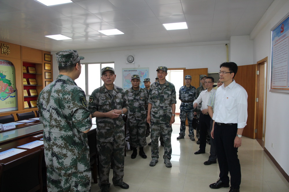 2018年05月08日，省軍區(qū)副政委梁躍嘉少將到長(zhǎng)沙街道調(diào)研武裝工作.jpg