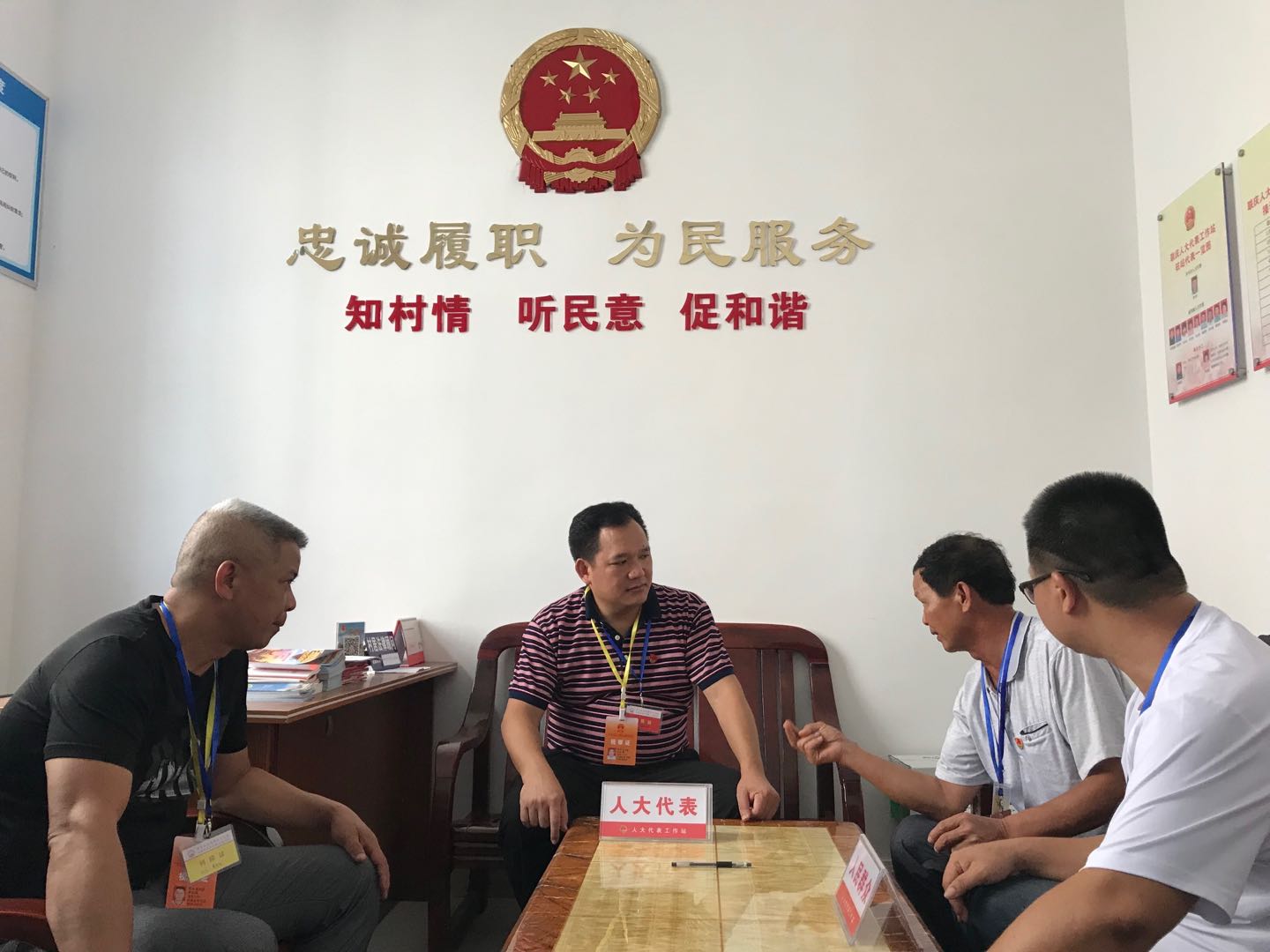 市代表、鎮(zhèn)黨委書記接訪群眾.jpg